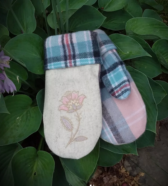 Embroidered Lambswool Tartan Mittens